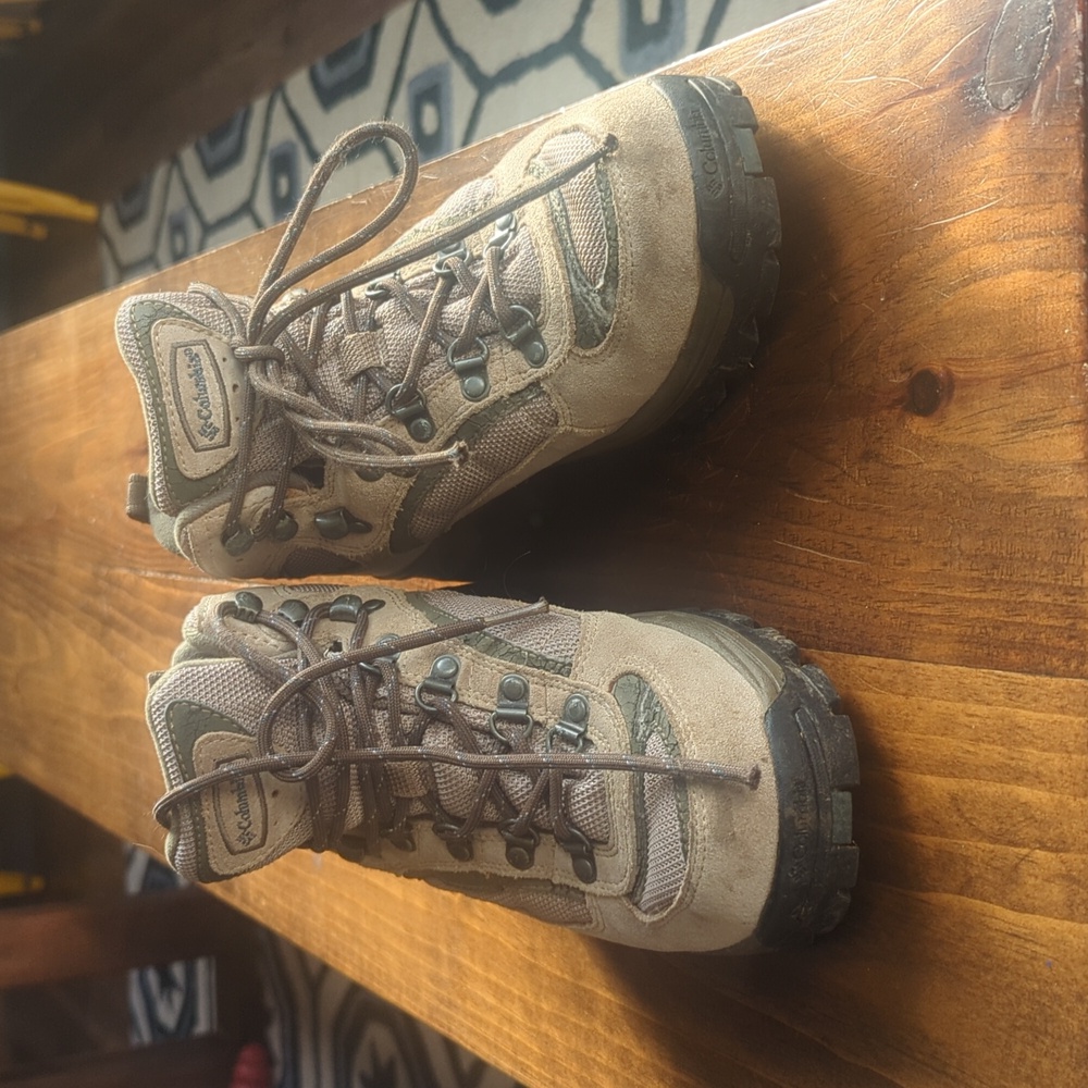 Women's Columbia hiking boots 9
